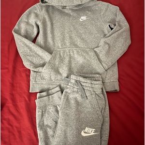 Boys size small Nike sweatsuit